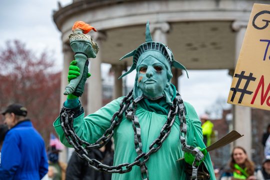 Demonstrant als Freiheitsstatue verkleidet bei Protestaktion in Massachusetts