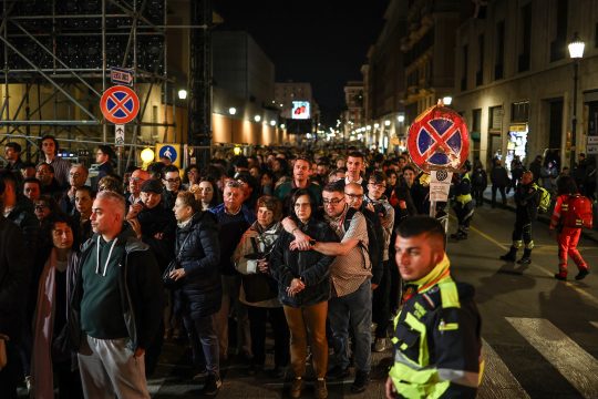 Auch in der Nacht harrten Tausende aus, um dem Papst die letzte Ehre zu erweisen