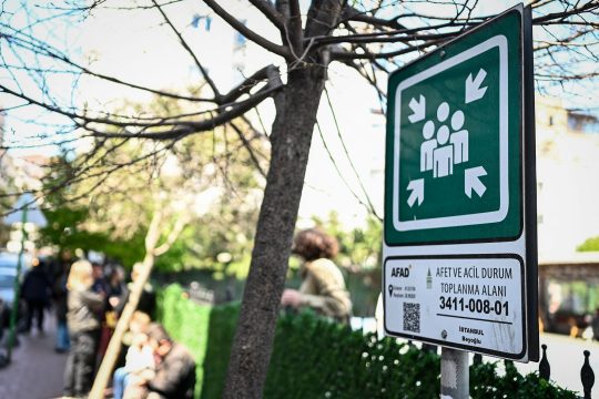Versammlungspunkt-Schild für den Fall eines Erdbebens in Istanbul