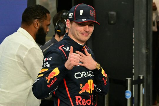 Daumen hoch: Max Verstappen startet von der Pole in das F1-Rennen in Saudi-Arabien (bBld: Guiseppe Cacace/AFP)