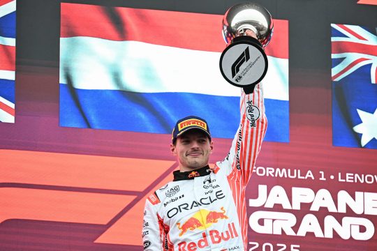 Verstappen mit der Trophäe auf dem Podium
