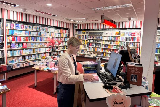 Buchhändlerin Saskia Hoffmann von der Buchhandlung Thiemann in St. Vith steht am Computer und bearbeitet eine Bestellung