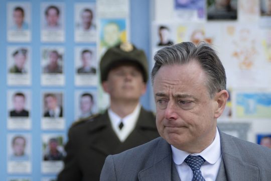 Premierminister Bart De Wever bei einer Kranzniederlegung für ukrainische Kriegsopfer in Kiew