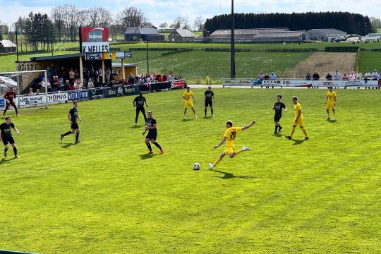 Die Spieler von Rocherath und Weywertz in Aktion auf dem Fußballrasen