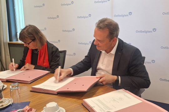 DG-Ministerpräsident Oliver Paasch bei der Unterzeichnung des Abkommens