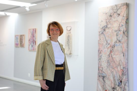 Künstlerin Jana Rusch vor ihren Werken