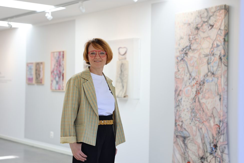 Künstlerin Jana Rusch vor ihren Werken