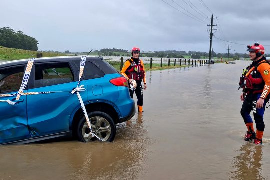 Rettungskräfte auf einer überschwemmten Straße in Maitland, New South Wales