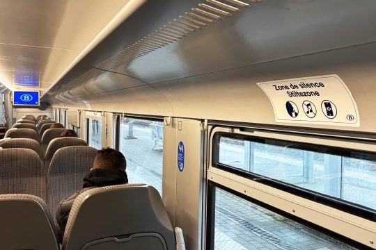 Schild "Ruhezone" im Zug der SNCB