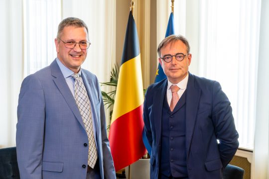BRF-Chefredakteur Stephan Pesch und Premierminister Bart De Wever