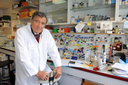 Der französische Physiker und Biochemiker Étienne-Émile Baulieu steht in einem Labor