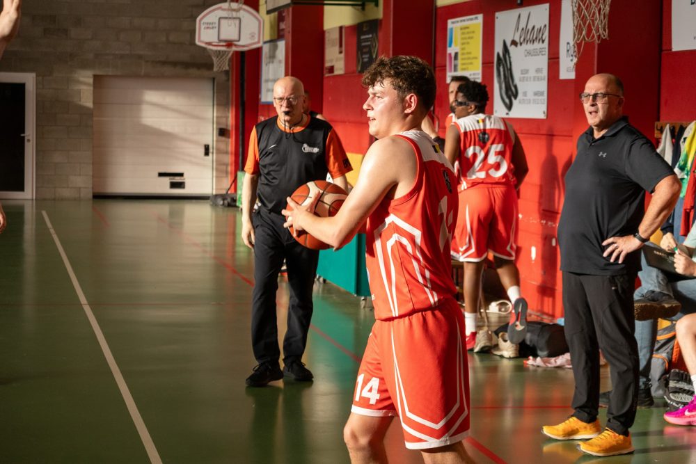 Basketballer des BBC Eupen kurz vor einem Pass