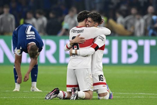 Atakan Karazor (re.) und Anglo Stiller bejubeln den vierten Pokalsieg des VfB Stuttgart