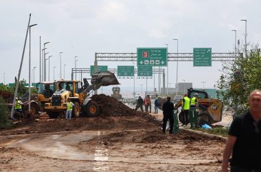Aufräumarbeiten in der Nähe des Flughafens Ben Gurion nach dem Anschlag