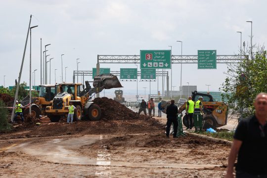 Aufräumarbeiten in der Nähe des Flughafens Ben Gurion nach dem Anschlag