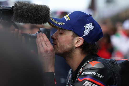 Marco Bezzecchi knutscht eine TV-Kamera