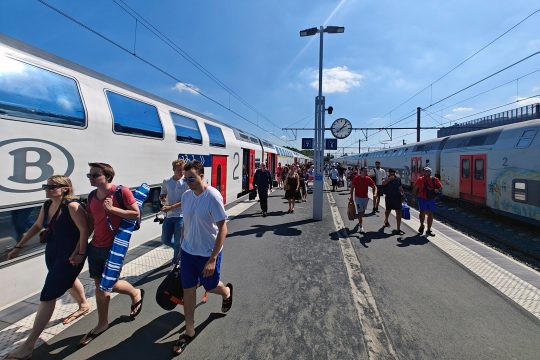 Touristen am Bahnhof von Blankenberge