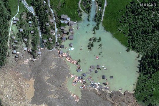 Luftaufnahme des Schweizers Dorfs Blatten nach dem Gletscherabbruch
