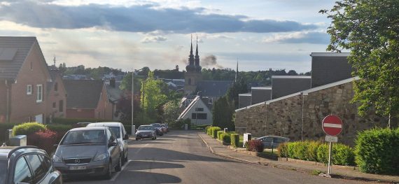 Die Rauchwolke in der Hochstraße war aus der Ferne zu sehen