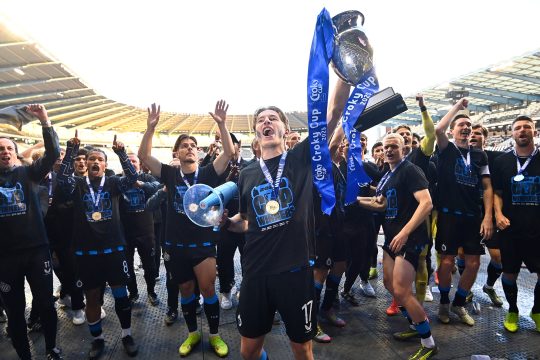 Spieler des FC Brügge mit dem Landespokal