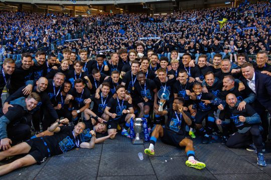 Spieler des FC Brügge mit dem Landespokal