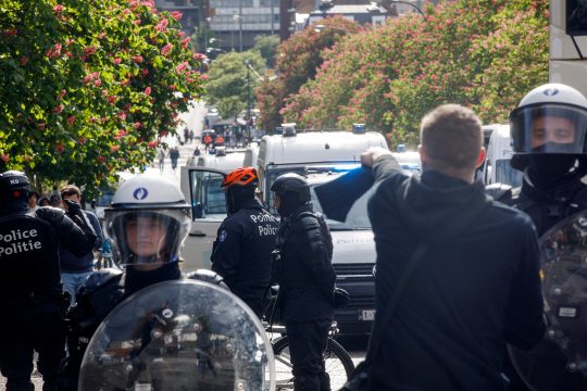 Vermummte Polizisten vor dem Fußball-Pokalfinale in Brüssel