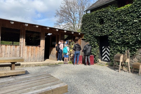 Besucher an der Burg Reinhardstein