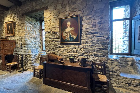 Burg Reinhardstein: Einer der Innenräume mit Bildern und mittelalterlichem Mobiliar