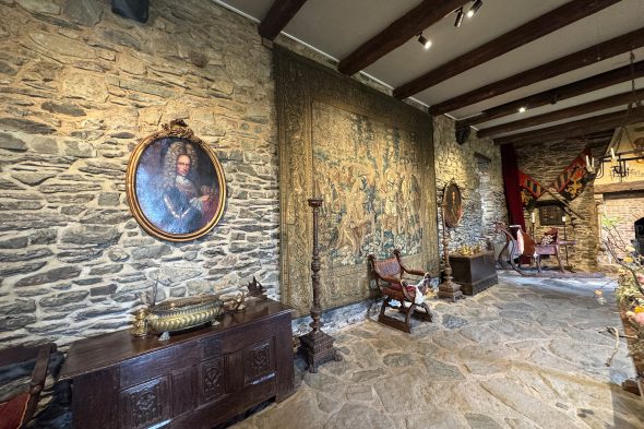 Burg Reinhardstein: Einer der Innenräume mit Bildern und mittelalterlichem Mobiliar