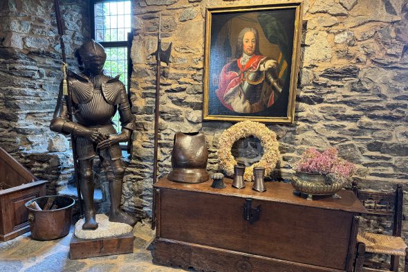Burg Reinhardstein: Einer der Innenräume mit Bildern und mittelalterlichem Mobiliar