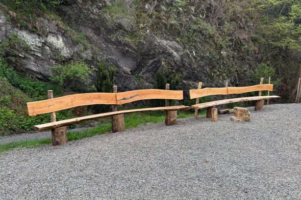 Holzbänke für die Besucher