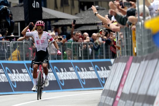 Richard Carapaz reißt die Arme in die Luft