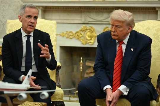 Mark Carney sitzt links auf einem Sessel, rechts daneben sitzt US-Präsident Trump