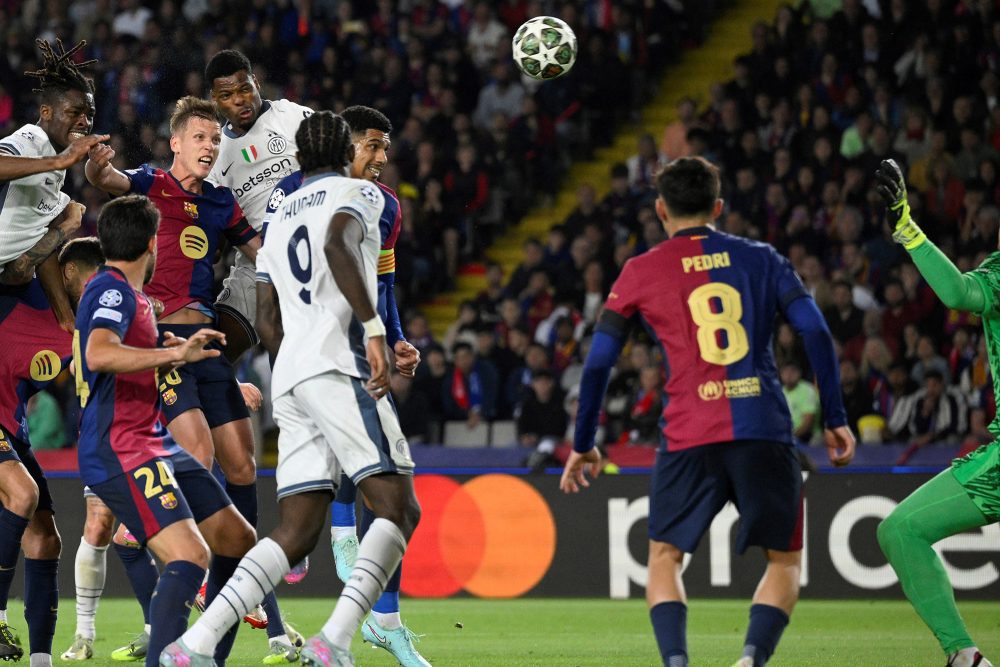 Spieler von Inter Mailand und dem FC Barcelona kämpfen um den Ball