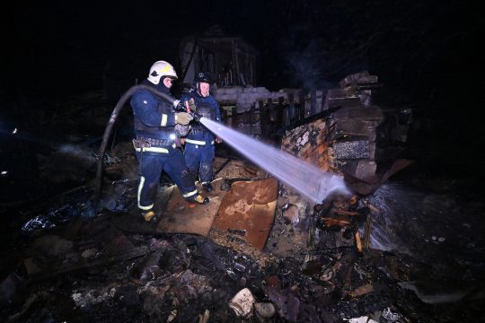 Feuerwehrleute löschen einen Brand in Charkiw