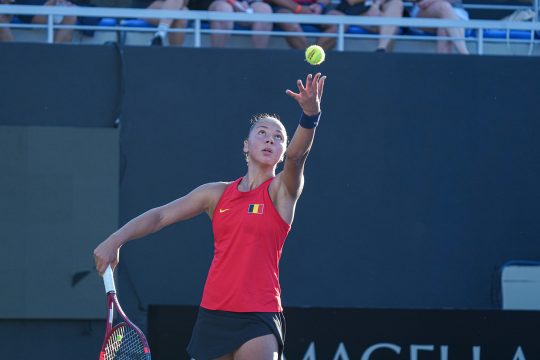 Sofia Costoulas während des Spiels beim Aufschlag