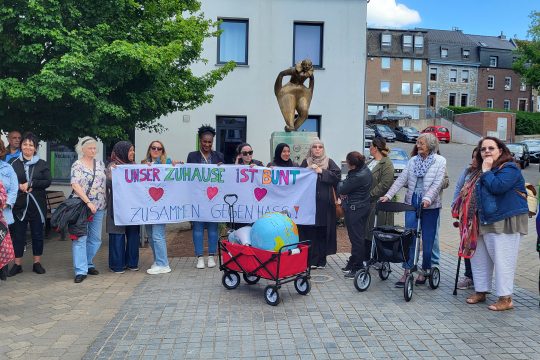 Die Demonstranten versammeln sich "Am Clown"