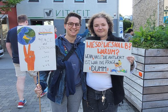 Die Demonstranten versammeln sich "Am Clown"