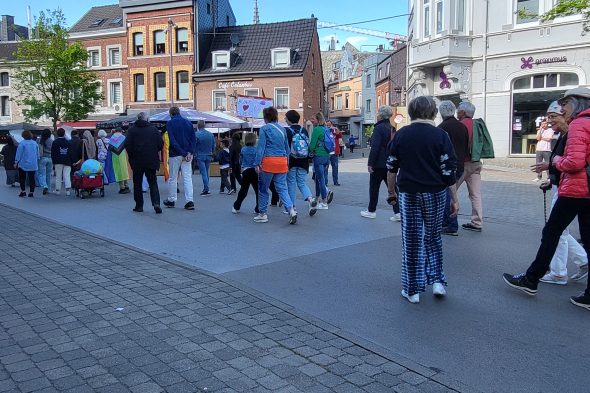 Die Demo zieht in Richtung Rathaus