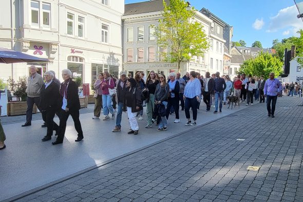 Die Demo zieht in Richtung Rathaus
