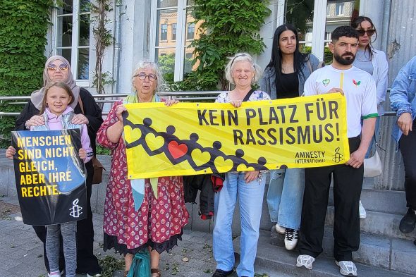 "Kein Platz für Rassismus" steht auf dem Plakat