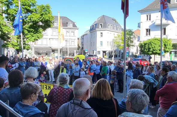 Die Demonstranten vor dem Rathaus