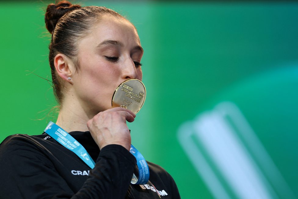 Nina Derwael küsst ihre Goldmedaille bei der Siegerehrung