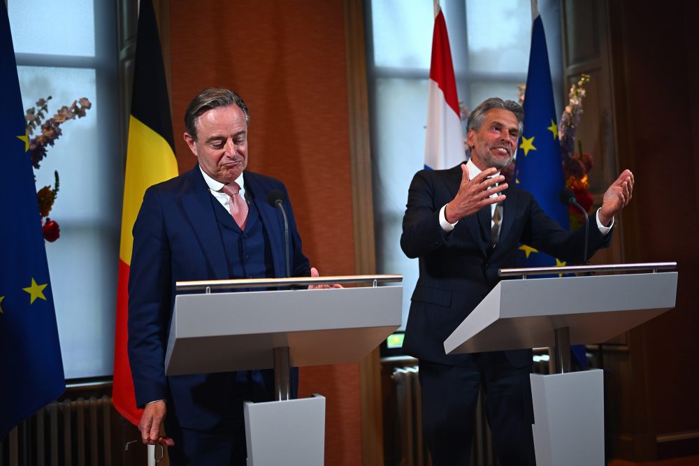 Premierminister Bart De Wever und der niederländische Premier Dick Schoof bei einer Pressekonferenz