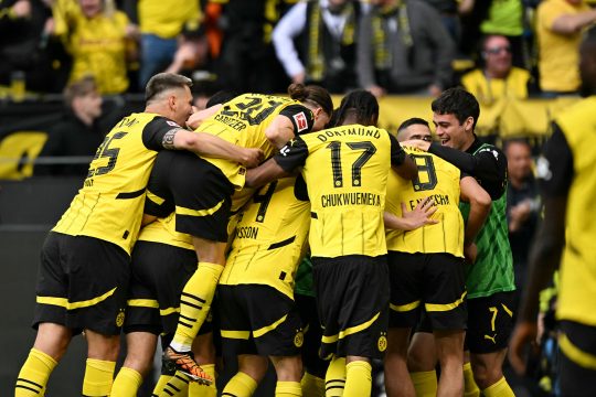 Dortmund-Spieler feiern den Sieg plus Einzug in die Champions League