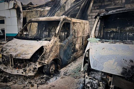 Zwei nach einem Drohnenangriff komplett ausgebrannte Fahrzeuge