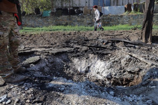Ein durch einen Drohnenangriff entstandener Krater im Erdboden