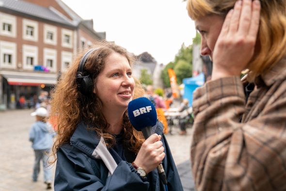 Eupen Musik Marathon: Moderatorin Lena Orban führt ein Interview