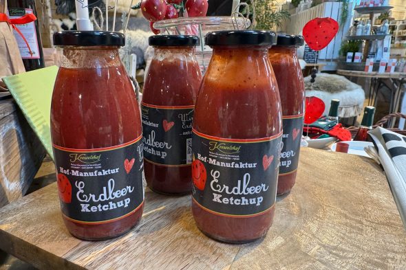 Erdbeeren in allen Formen im Hofladen des Krewelshofs