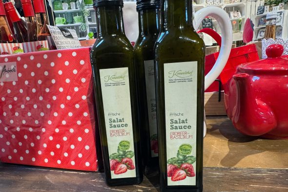 Erdbeeren in allen Formen im Hofladen des Krewelshofs
